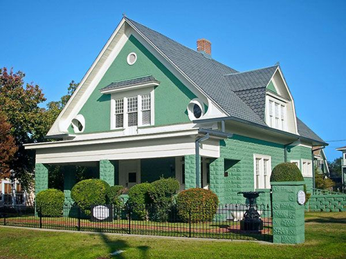 Дом из зеленого кирпича