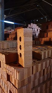 Кирпич строительный полнотелый с тех.пустотами одинарный М-150 рифленый Кимовский завод – 3